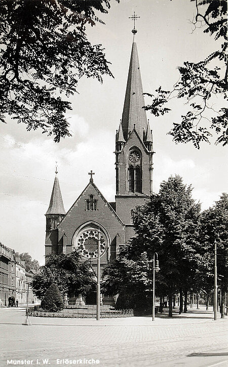 Schwarzweißbild einer Kirche hinter Bäumen