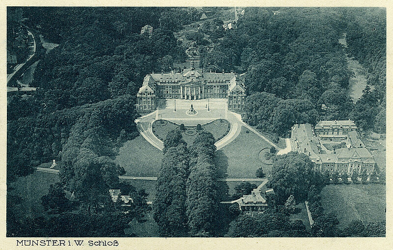 Schwarzweißbild. Luftbild des Schlosses aus Richtung der Innenstadt Münsters. Text: Münster i.W. Schloß
